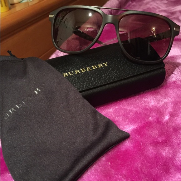🆕Burberry sunglasses - Picture 3 of 3